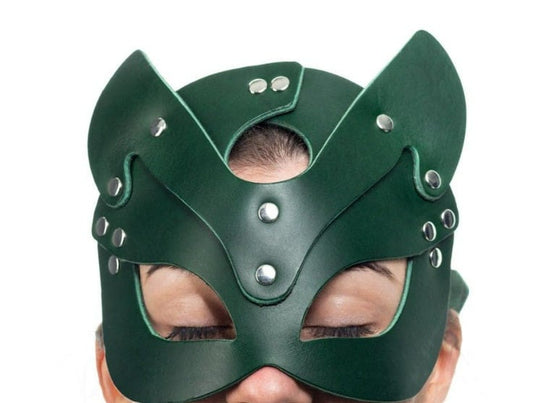 Lulexy green cat mask, made from premium Italian leather with a complementary green suede lining. Equipped with high-quality hardware, the mask includes sharp, playful ears and wide eye cutouts, adding a vibrant touch to the feline design.