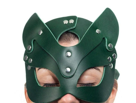  Lulexy green cat mask, made from premium Italian leather with a complementary green suede lining. Equipped with high-quality hardware, the mask includes sharp, playful ears and wide eye cutouts, adding a vibrant touch to the feline design.