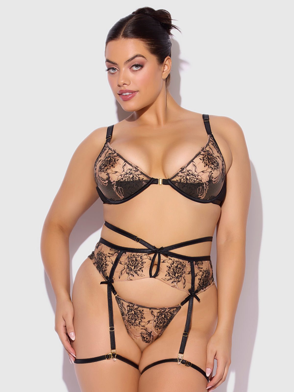 DELILAH EMBROIDERED PUSH UP BRA, GARTER & THONG SET - Lulexy