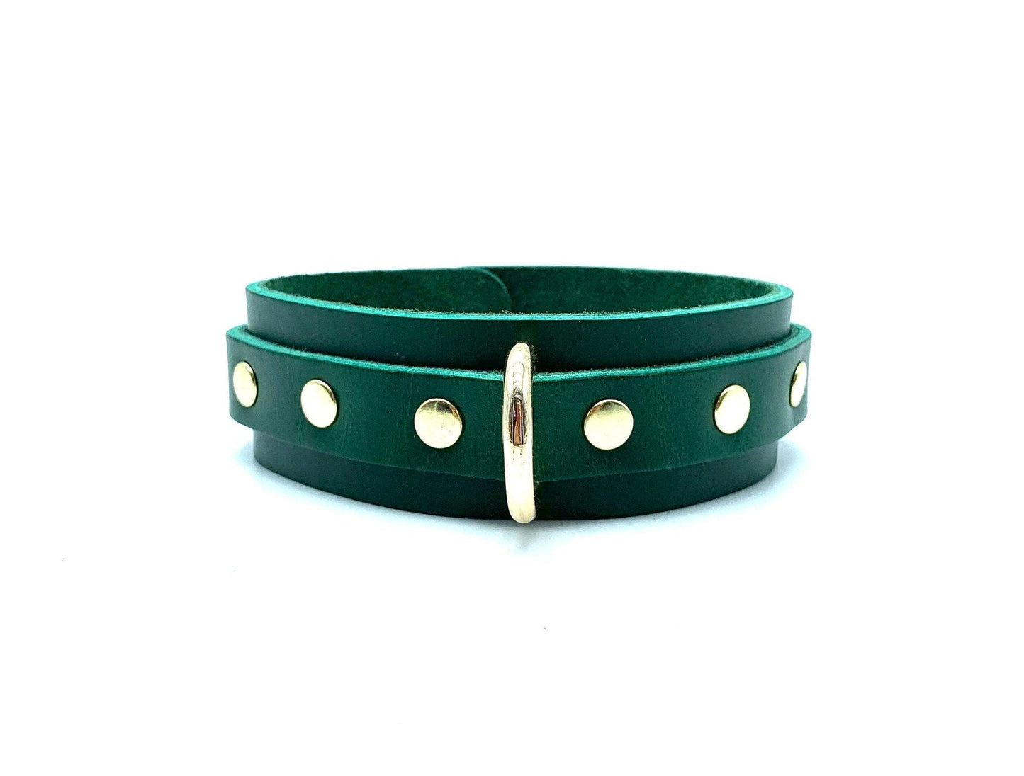 Close-up of the Mona Set collar in rich green leather, accented with gold hardware. The premium quality and fine detailing showcase a fusion of style and control.