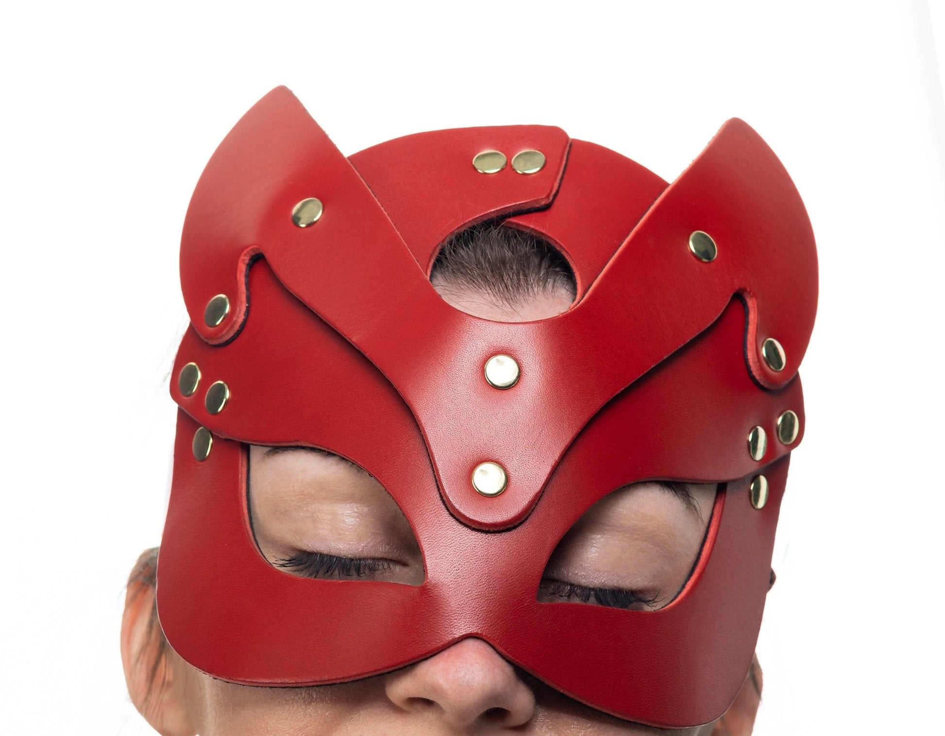  Lulexy red cat mask, constructed from fine Italian leather and lined with matching red suede. The mask showcases top-quality hardware and a cat-like silhouette with prominent ears and large eye openings, ideal for a striking masquerade look.